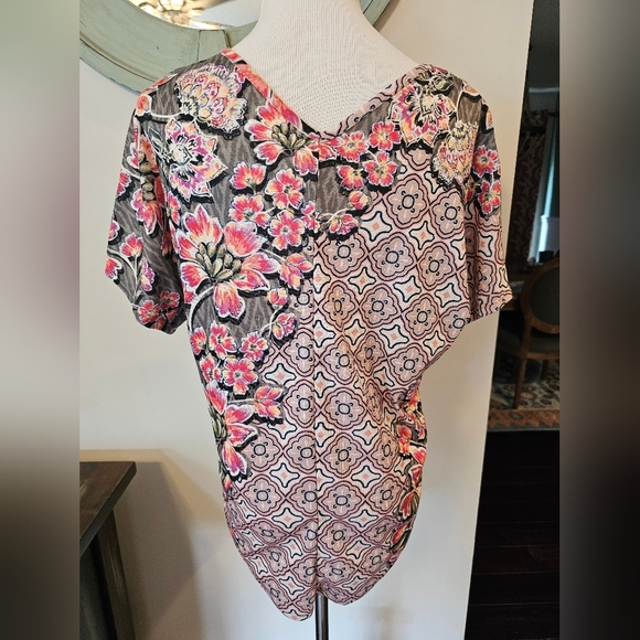 One World Live And Let Live Size Medium V-neck Mixed Media T-Shirt Floral Tiles - Picture 3 of 8